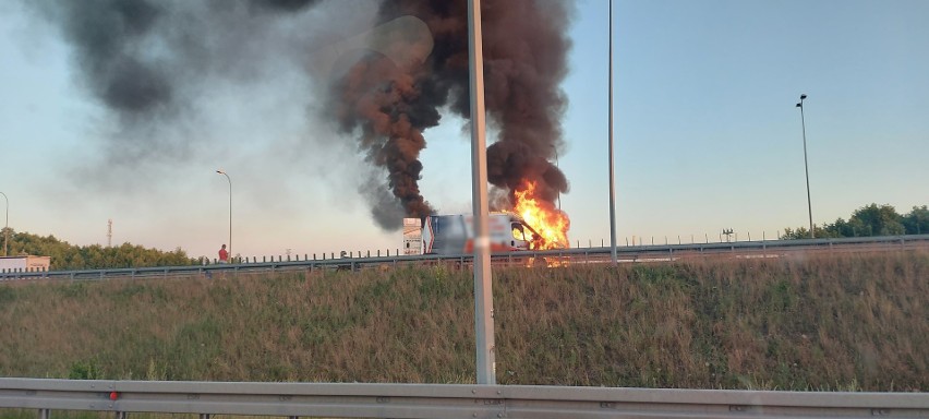 Tak wyglądał pożar busa przy węźle Bydgoszcz-Błonie.