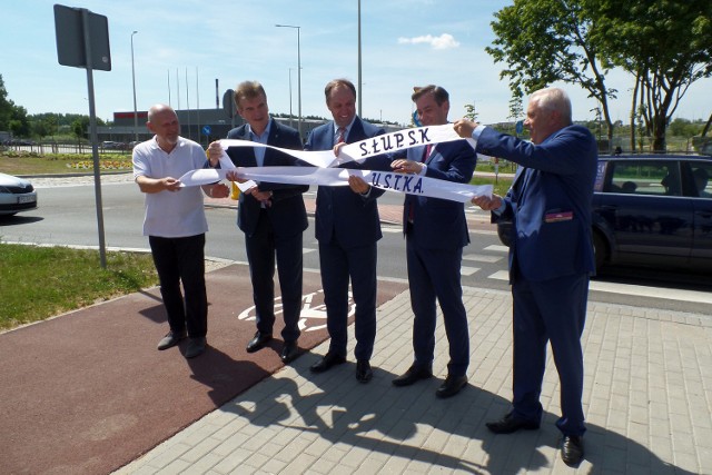 Uroczyście, z udziałem Mieczysława Struka, marszałka wojew&oacute;dztwa pomorskiego oraz prezydenta Słupska i burmistrza Ustki dzisiaj (środa, 27 lipca) oficjalnie nadano nazwę rondu Usteckiemu w Słupsku. To jedno z jedenastu nowych rond, kt&oacute;re zbudowano w ramach miejskiego ringu, a pierwsza nazwa w mieście nawiązująca do idei dwumiasta. &lt;iframe src=&quot;http://get.x-link.pl/7d193542-e07d-6208-6ad6-9a3ca765b5be,b09fb2ee-1820-5425-8f4f-c3be33a98adb,embed.html&quot; width=&quot;640&quot; height=&quot;360&quot; frameborder=&quot;0&quot; webkitallowfullscreen=&quot;&quot; mozallowfullscreen=&quot;&quot; allowfullscreen=&quot;&quot;&gt;&lt;/iframe&gt;