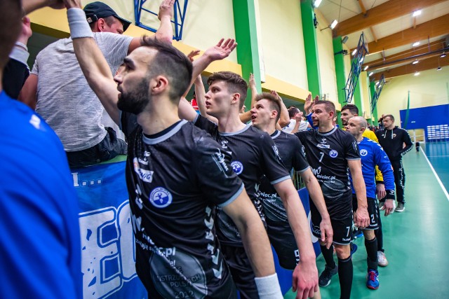 Zawodnicy Stali Mielec wspólnie z kibicami świętowali zwycięstwo nad Unią Tarnów.