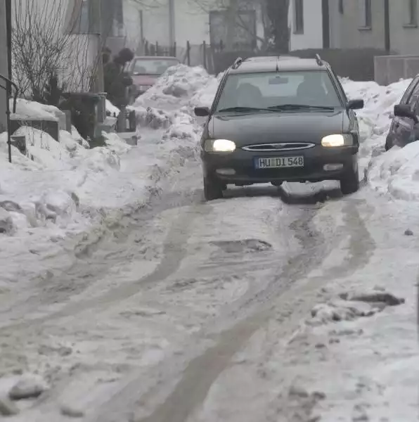 Koleiny na ul. Zapolskiej mają po kilkanaście centymetrów głębokości. Śniegowe muldy mocno zwęziły tam drogę.