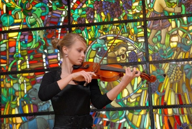 Stypendystka Katarzyna Górska zagrała na skrzypcach podczas wręczenia nagród marszałka