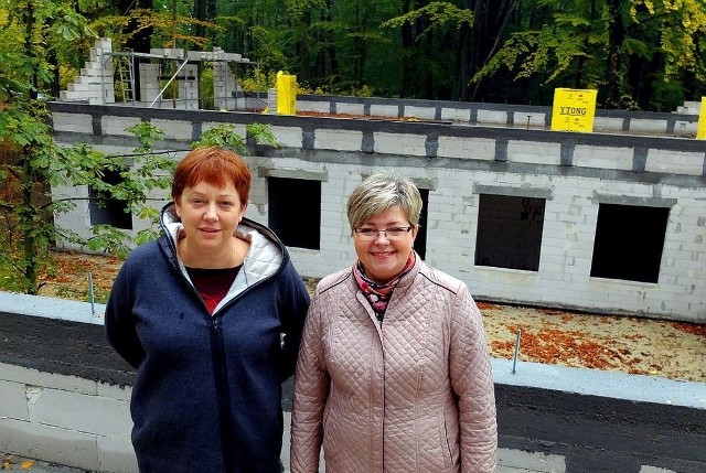 Bernadeta Klunder i Mariola Henszke na placu budowy stacjonarnego hospicjum