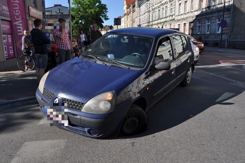 Asfalt zapadł się pod samochodem w centrum Szczecinka [zdjęcia]