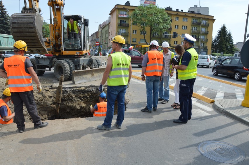 Tarnów. Poważne uszkodzenie sieci wodociągowej w centrum miasta. Tworzą się ogromne korki [ZDJĘCIA]