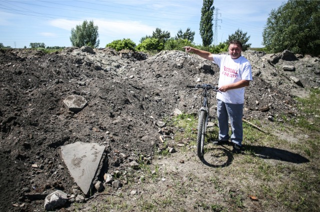 Pan Stanisław jest zdruzgotany. Na swoim polu naliczył około 150 pryzm usypanych przez wywrotki