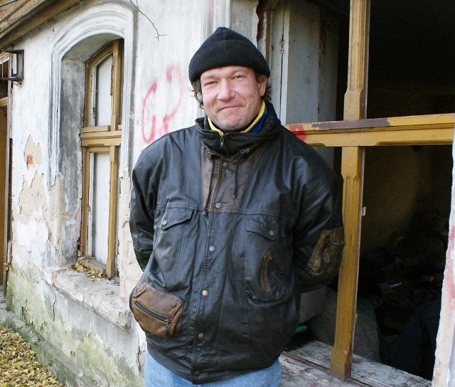 Maciej Stawski przed rozwalającym się budynkiem w Szymborzu. Bezdomny mieszka tutaj od wiosny do jesieni.