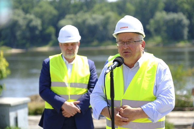 Ministrowi Andrzejowi Adamczykowi (z prawej) podczas wizyty w Toruniu towarzyszył m.in. poseł Jan Krzysztof Ardanowski