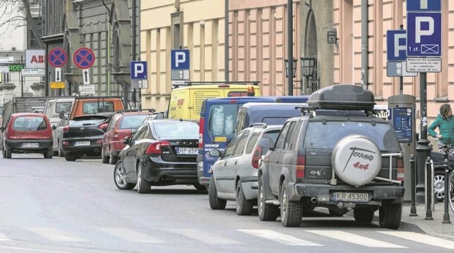 Obecnie za pierwszą godzinę postoju w strefie płacimy 3 zł. Jeżeli zmiany wejdą w życie, stawka może wzrosnąć nawet do 9 zł