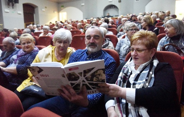 W dawnym sulechowskim zborze odbył się kolejny pokaz filmu "Kresy", którego producentem jest "Gazeta Lubuska". Jak podkreślał prezes zielonogórskiego oddziału PolskaPress Grzegorz Widenka film jest z jednej strony wyrazem zainteresowania "GL" losami pochodzących z Kresów Lubuszan, z drugiej elementem obchodów 100. rocznicy odzyskania przez Polskę Niepodległości.Na sali zgromadziło się około dwustu osób. Przed seansem dyrektorka sulechowskiej biblioteki Teresa Zawalna serdecznie przywitali gości, podkreślając wagę tego filmu nie tylko dla Lubuszan. Po seansie rozległy się oklaski. Przy okazji Halina Łączna z Sulechowa wspominała swoje nauczycielki ze szkoły, które pochodziły z Kresów, a małżeństwo Zbigniew i Elżbieta Biegańscy z Klępska opowiadało o rodzinie, która przyjechała do tej wsi w 1945. Z Klępska przyjechali również Magdalena Mikkulska-Jaroszewicz i Jolanta Paluszkiewicz. Sporym wzięciem cieszyły się także poświęcone Kresom albumy...Zobacz też: 28 Film Festival Cottbus - premiera filmu GL - Kresy