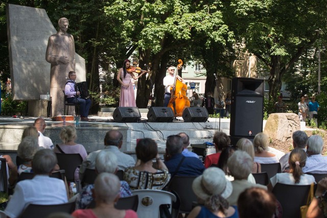 W niedzielę 19 lipca w Parku Waldorffa w Słupsku o godzinie 12 zagrał zespół Klezmorim Trio. Był to czwarty już koncert z cyklu Garden Party u Karola, którego pomysłodawczynią i organizatorką jest Joanna Kubacka.Zespół Klezmorim Trio tworzą muzycy, których połączyła pasja do żydowskiej i bałkańskiej muzyki klezmerskiej: Karolina Stasiowska - altówka i śpiew, Marcin Wiercioch - akordeon, Piotr Południak kontrabas. Zainspirowani aszkenazyjską kulturą galicyjskiej diaspory, przenoszą widownię do muzycznego świata przedwojennych sztetli.