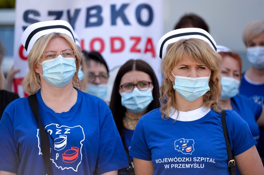 Pikieta pielęgniarek i położnych w Przemyślu. W Polsce protesty przeciwko warunkom pracy i płacy [ZDJĘCIA]