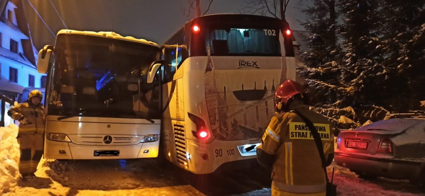 Dwa autokary zaklinowały się na Rybkówce