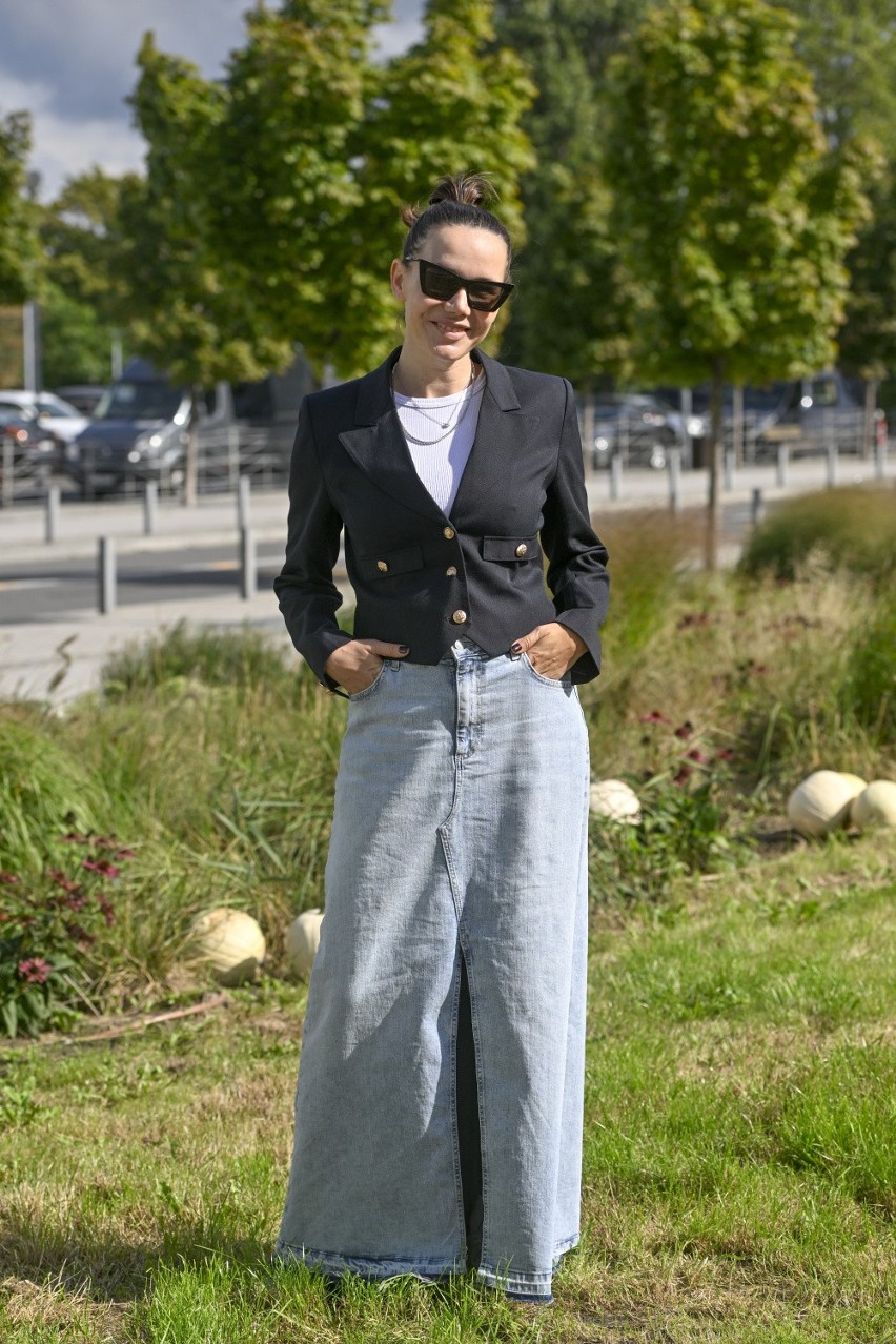 Olga Bołądź zdecydowała się na jeansową spódnicę....