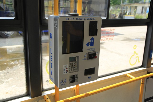Nowe automaty biletowe, które od 1 sierpnia znajdą sie w autobusach obsługujących 12 linii, są mniejsze. ZIKiT utrzymuje, że są też prostsze i tańsze w obsłudze oraz praktycznie bezawaryjne