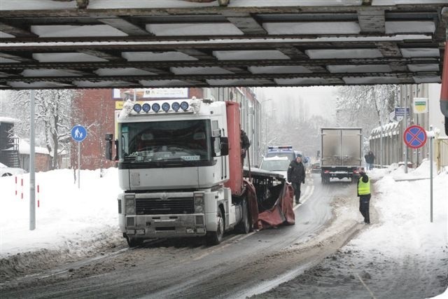 Tir uderzył w wiadukt na ul. Grunwaldzkiej w Słupsku.