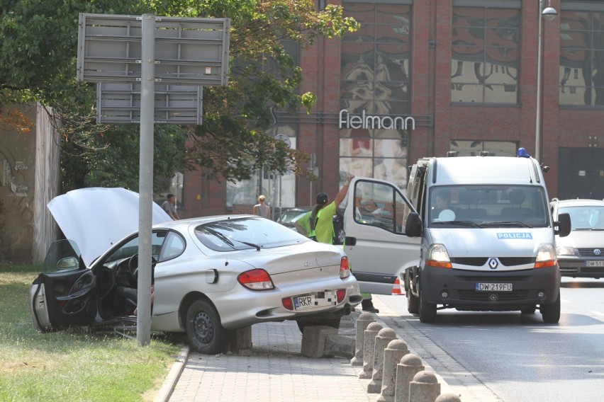 Wypadek przy Galerii Dominikańskiej. Kobieta wylądowała na słupkach [ZDJĘCIA]