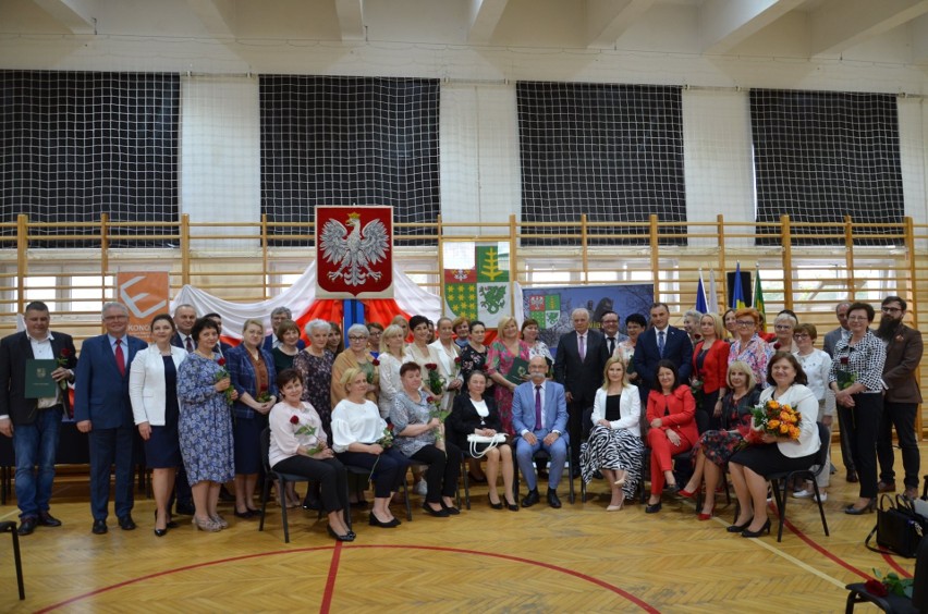 Powiatowe Obchody Międzynarodowego Dnia Pielęgniarki i Położnej w Ostrowi Mazowieckiej 12.05.2022. Zdjęcia