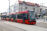 Zmiany rozkładów jazdy, inne trasy, mniejsza częstotliwość kursowania w wakacje w Łodzi