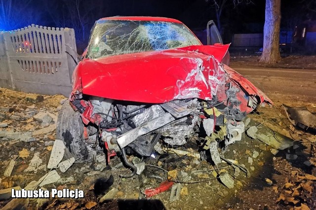 Uderzeniem w ogrodzenie zakończył swoją szaleńczą jazdę 30-latek, który uciekał przed policjantami. Gdy mężczyzna został zatrzymany przez dzielnicowych, okazało się, że ma ponad 1,5 promila alkoholu. Ale to nie wszystko... WIDEO: Pościg za 28-latkiem, który próbował zabić ojca swojej partnerki