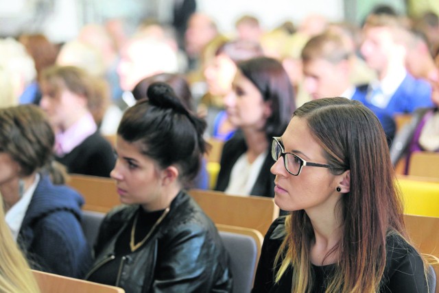 Obecnie żacy po ukończeniu studiów licencjackich mogą dalej kształcić się na innym kierunku i na nim uzyskać tytuł magistra. PiS chce, aby wróciły jednolite studia magisterskie, trwające 5 lat