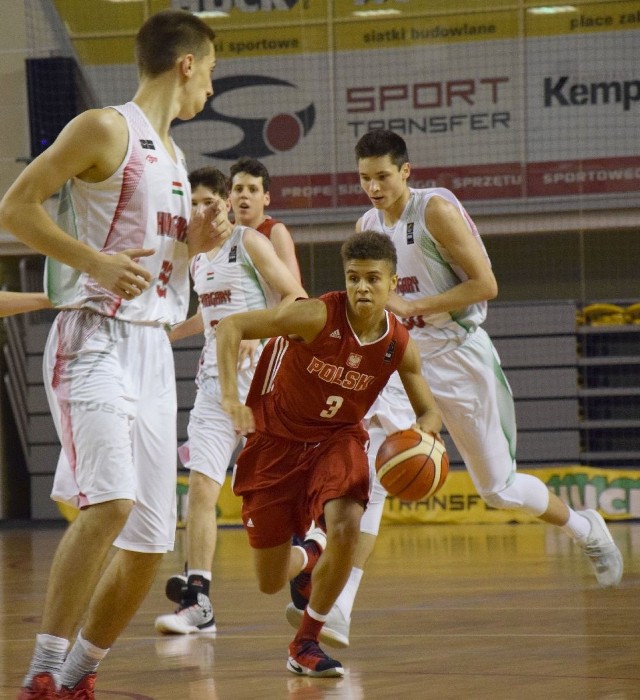 Reprezentacja Polski koszykarzy do lat drugi raz pokonała w Kielcach Węgrów. Z piłką (numer 3) rozgrywający polskiej drużyny Igor Yoka-Bratasz.