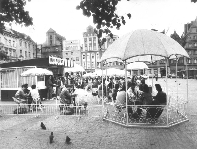 Ścisłe centrum Wrocławia w latach 90. XX wieku. 22 czerwca 1991 roku, oblężenie bufetu na placu Solnym, wolnych stolików brak