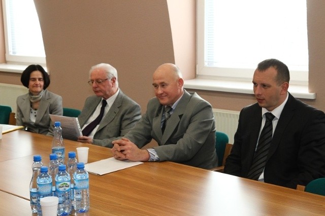 Na rozmowę z dyrektorem podlaskiego NFZ, Jackiem Rolederem (pierwszy z prawej) stawili się m.in. przedstawiciele komitetu obrony szpitala w Dąbrowie oraz prof. Maciej Kaczmarski, podlaski konsultant ds. pediatrii (drugi z lewej)
