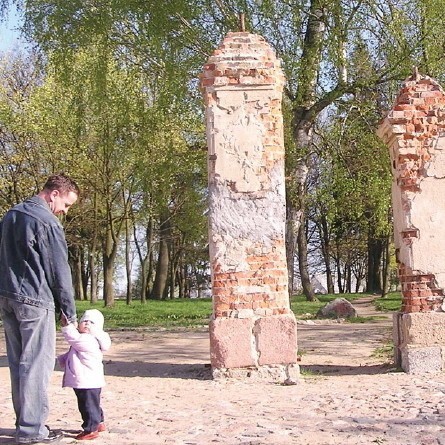 Słupy długo leżały w ziemi, a teraz czekają na remont.