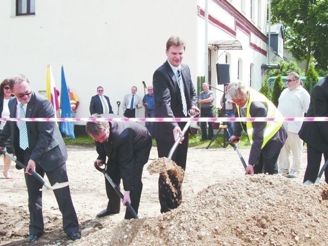 &#8211; Mam nadzieję, że prace będą wykonywane dobrze &#8211; mówił prezydent Czesław Renkiewicz (z lewej), który wraz z zastępcami przerzucił kilka łopat ziemi.