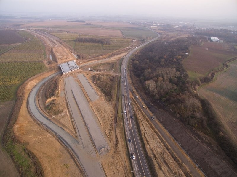 Fragmenty budowanej trasy S5 oraz obecnej drogi krajowej nr...