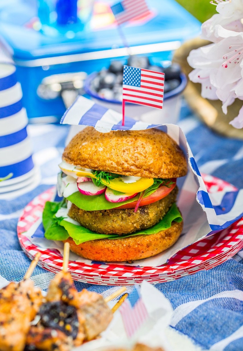 Burger wegetariański z awokado i śliwką kalifornijską...