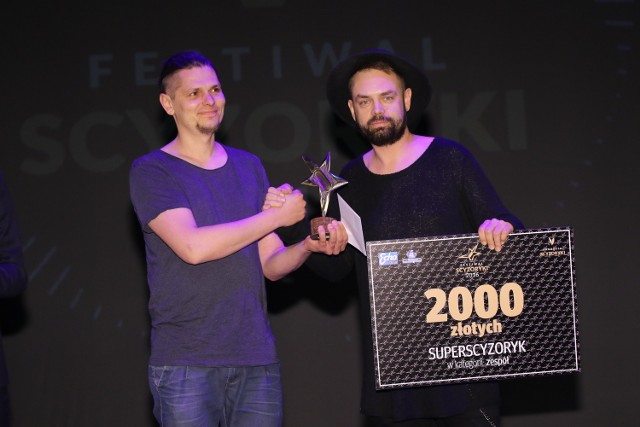 Nagrodę specjalną w wysokości 2000 złotych o trzymał laureat SuperScyzoryka w kategorii Zespół - formacja Detale. Nagrodę odbiera wokalista, Marcin Czyżewski (z prawej) oraz Tomasz Mularczyk (autor słów zwycięskiego utworu "Garnitury i krawaty").