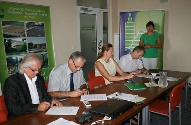 Hydrokom z Kluczborka dostał ponad 18 mln zł dotacjiPrezes Hydrokomu Artur Witek (siedzi pierwszy z prawej) podpisał umowę na dofinansowanie unijne projektu w siedzibie Wojewódzkiego Funduszu Ochrony Środowiska i Gospodarki Wodnej w Opolu.