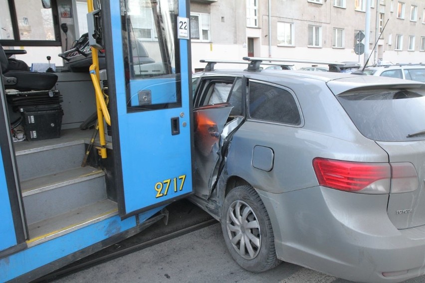 Wypadek tramwaju i auta osobowego na Sienkiewicza. Są opóźnienia i objazdy