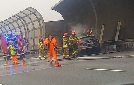 Pożar samochodu na Autostradowej Obwodnicy Wrocławia...