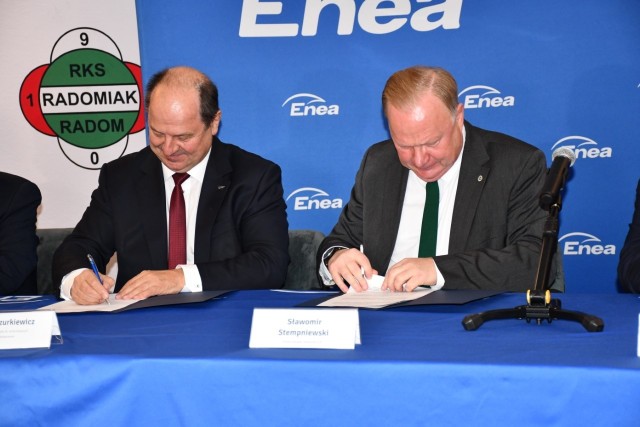 Jan Mazurkiewicz, wiceprezes Enei Wytwarzanie do spraw korporacyjnych (z lewej) i prezes Radomiaka Radom podpisali umowę.