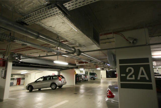 Parking pod NFM będzie darmowy do czasu znalezienia operatora