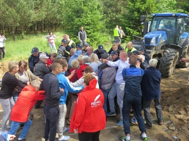 Masowo dostają wezwania do sądu po blokadzie drogi w Czarnej Dąbrówce