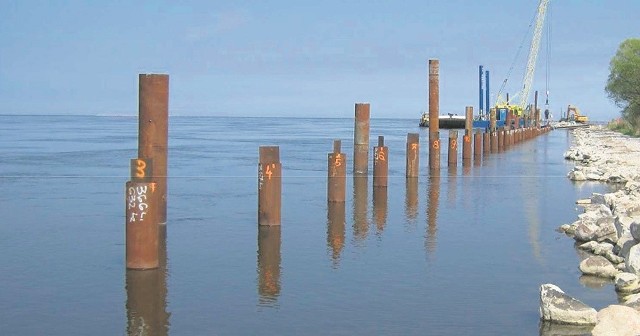 Remontowany odcinek obu kierownic, które uległy zniszczeniu w wyniku sił przyrody, uzupełniono o elementy podnoszące trwałość i odporność na działanie fal i lodu