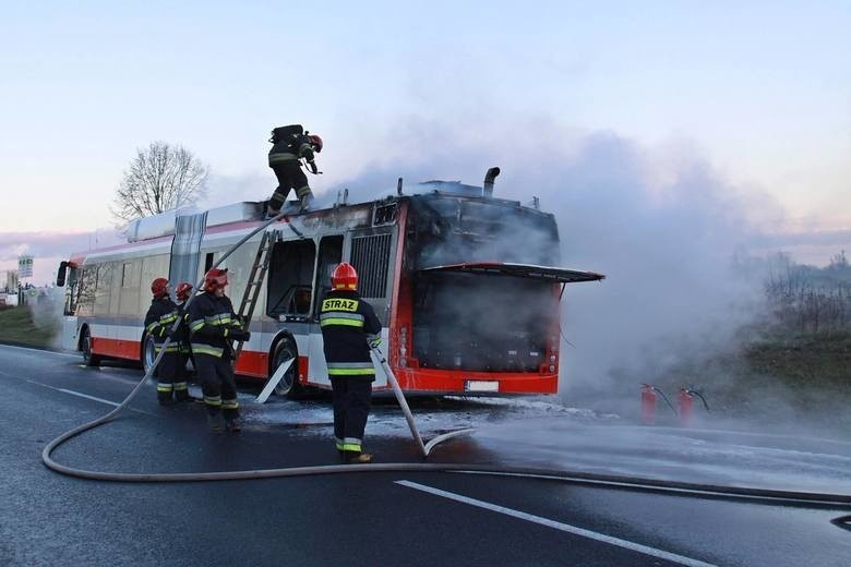 Listopadowy pożar autobusu hybrydowego pod Bydgoszczą w 2015