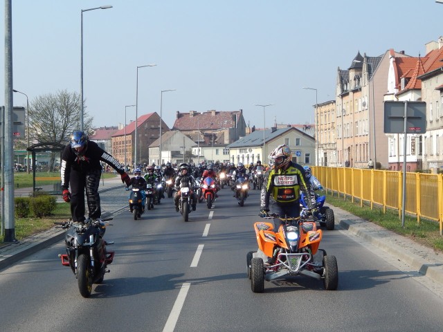W sobotę po 14.00 popisy motocyklistów można było oglądać choćby przy ul. Grobla na gorzowskim Zawarciu.