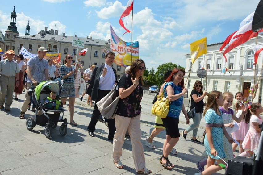 Tłumy przeszły w "Marszu życia" przez centrum Kielc