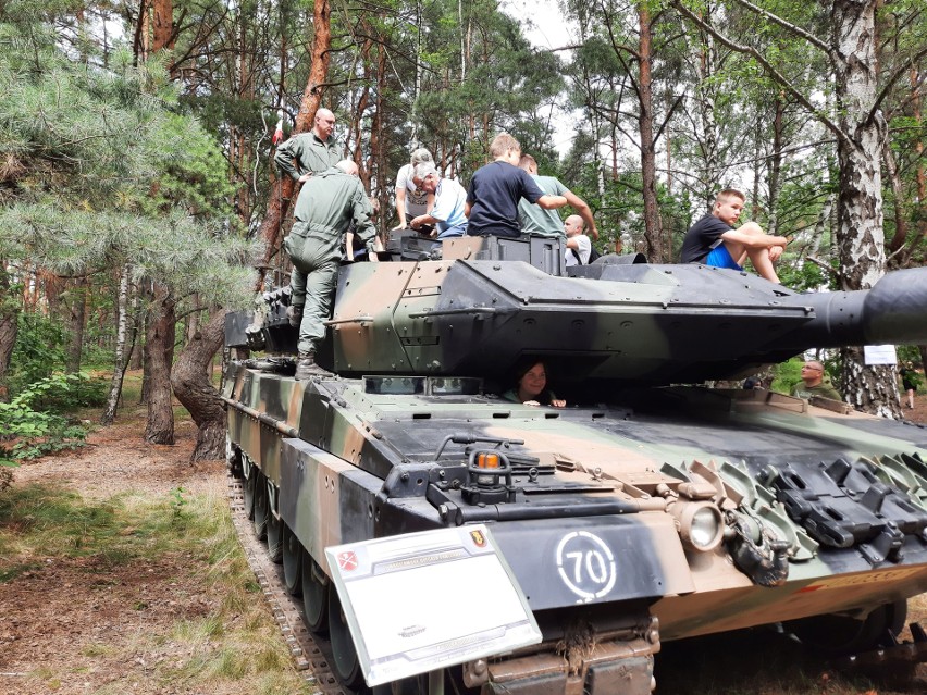 Piknik militarny w Mniszewie. Leopard II, wystawa umundurowania i mnóstwo atrakcji. Zobacz zdjęcia