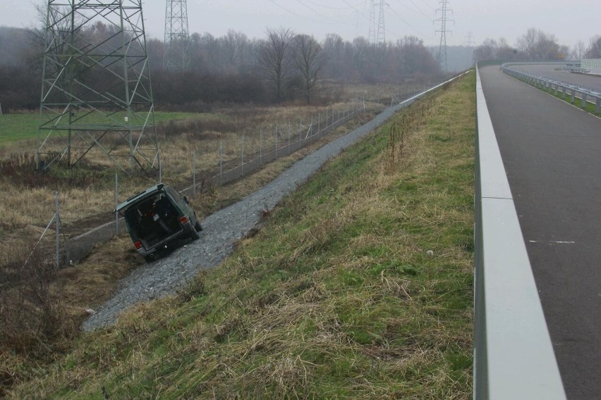 Siechnice: Jechał zamkniętym odcinkiem obwodnicy i spadł ze skarpy (ZDJĘCIA)