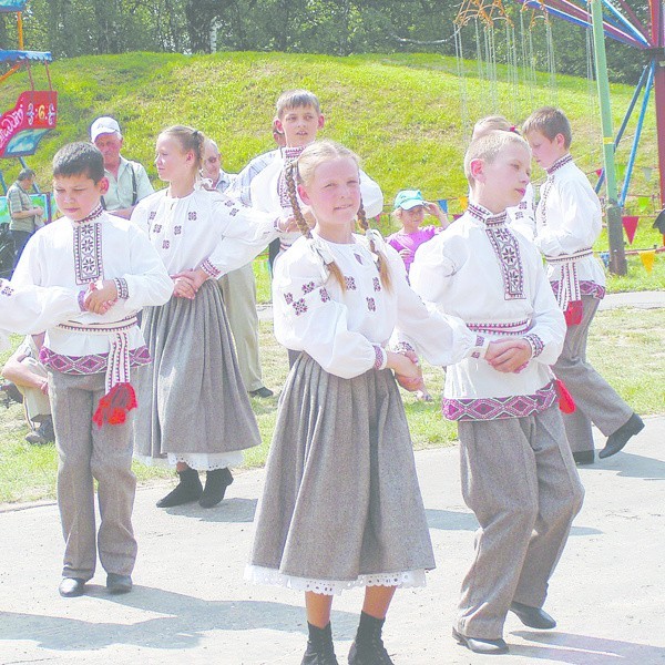 Tuż przy stoiskach odbywały się koncerty i pokazy taneczne zespołów folklorystycznych z Polski i sąsiednich krajów