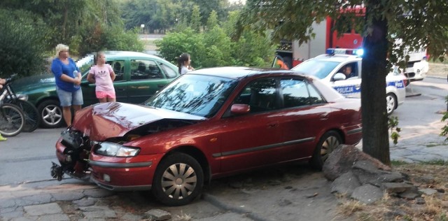W niedzielę około godziny 19.15 na ulicy Rodziny Winczewskich kierowca samochodu osobowego uderzył w latarnię.