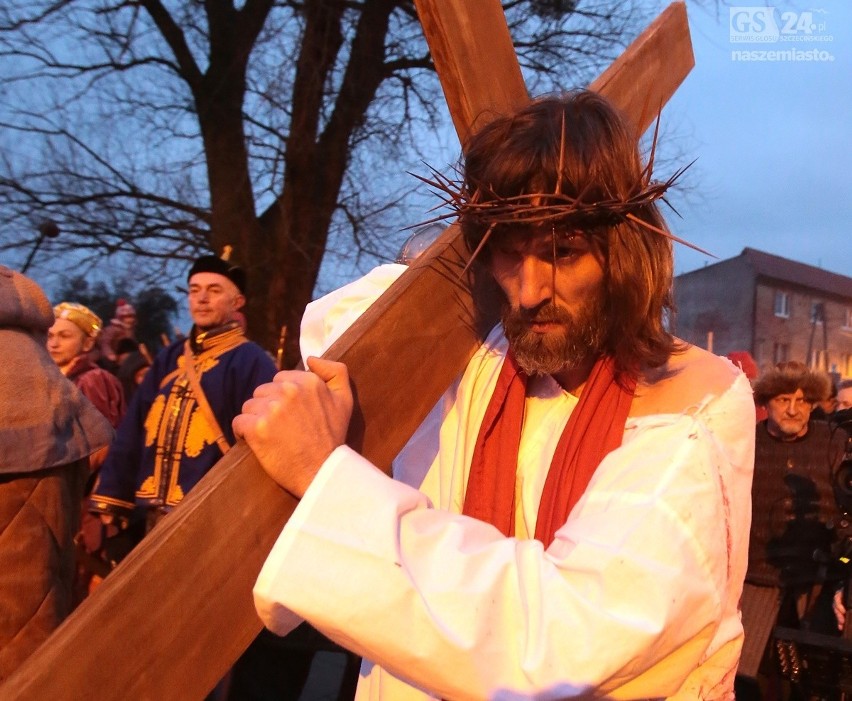 Wzruszająca inscenizacja drogi krzyżowej na Skolwinie