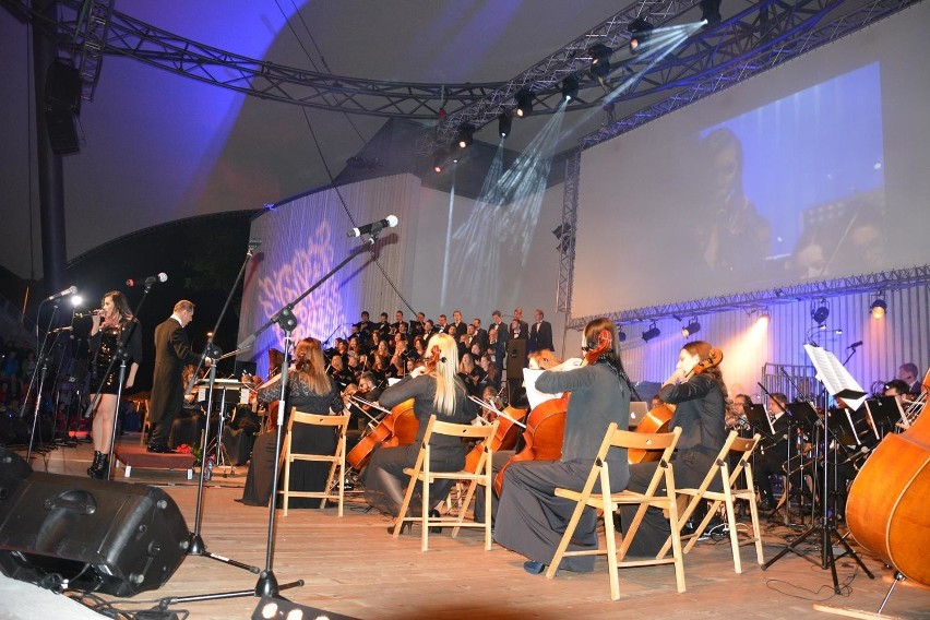 Koncert Muzyki Filmowej w Żywcu. Pianista oświadczył się koncertmistrz orkiestry [ZDJĘCIA]