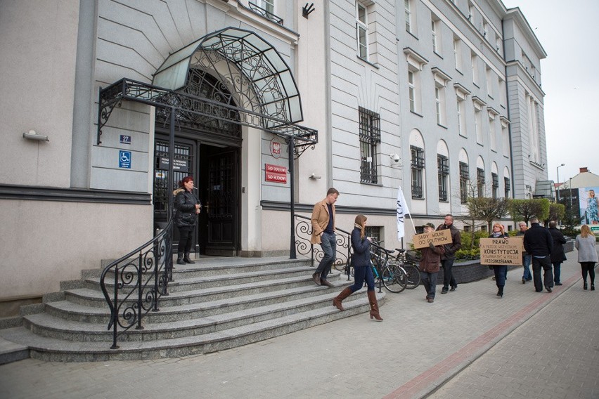 Protest KOD pod tarnowskim sądem