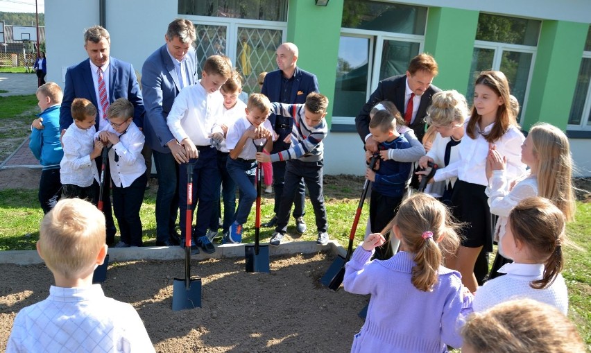Wbito łopatę pod rozbudowę szkoły w Niestachowie